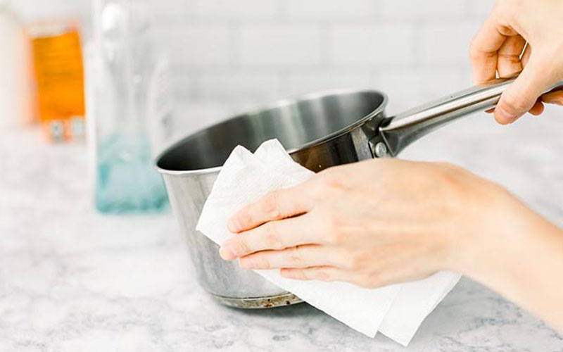 چگونگی تمیز کردن وسایل استیل با دستمال