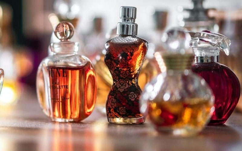 راهنمای انتخاب عطر مناسب بر اساس فصل و شخصیت