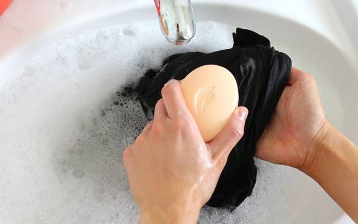 مایع ظرفشویی و صابون برای از بین برده لکه های روغنی مایع ظرفشویی و صابون برای از بین برده لکه های روغنی