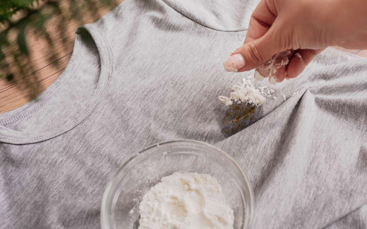 پاک کردن لکه روغن از لباس پاک کردن لکه روغن از لباس با پودربچه