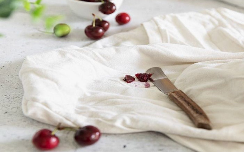 از بین بردن لکه گیلاس و آلبالو روی لباس چگونه است؟