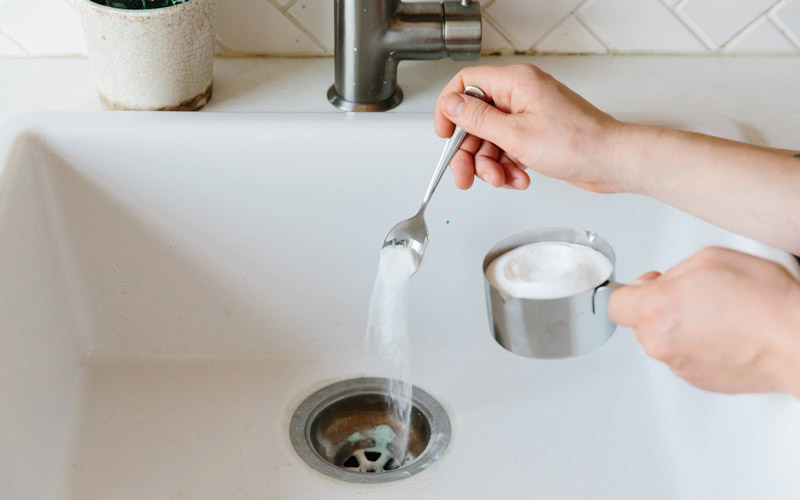 رفع بوی بد فاضلاب با جوش شیرین و سرکه رفع بوی بد فاضلاب با جوش شیرین و سرکه