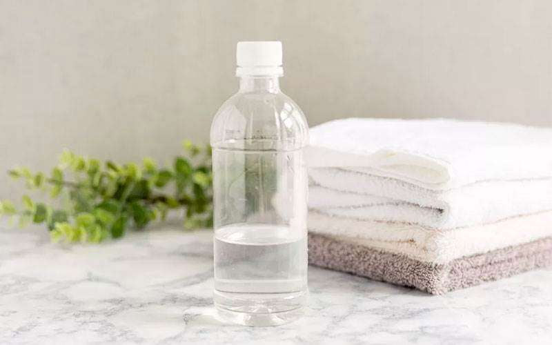 از بین بردن لکه عرق بر روی لباس های رنگی، با استفاده از سرکه سفید از بین بردن لکه عرق بر روی لباس های رنگی، با استفاده از سرکه سفید